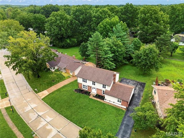 12518 Woodstream Drive, St Louis, MO 63138