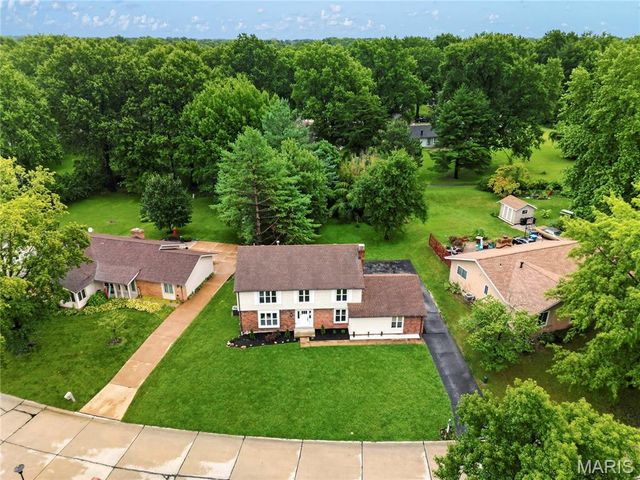 12518 Woodstream Drive, St Louis, MO 63138
