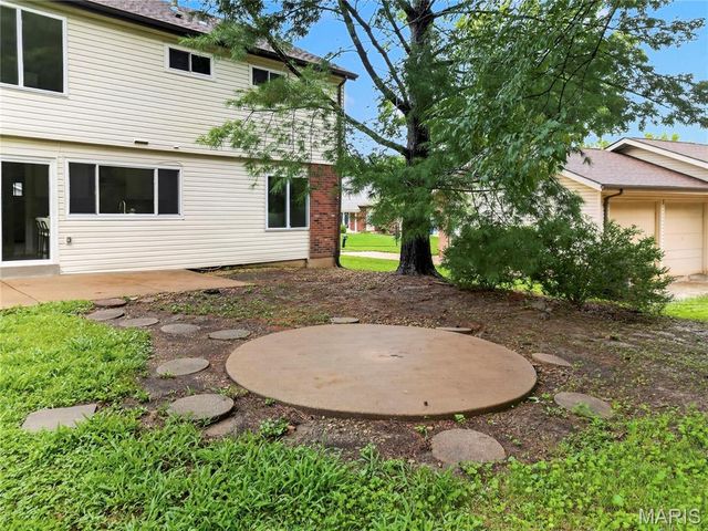 12518 Woodstream Drive, St Louis, MO 63138