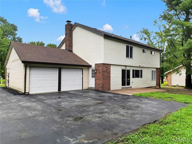 12518 Woodstream Drive, St Louis, MO 63138