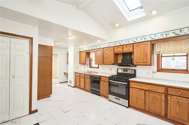 305 Hayes Avenue, Cuyahoga Falls, OH 44221