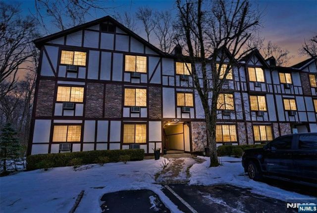 907 Thoreau Court, Mahwah, NJ 07430