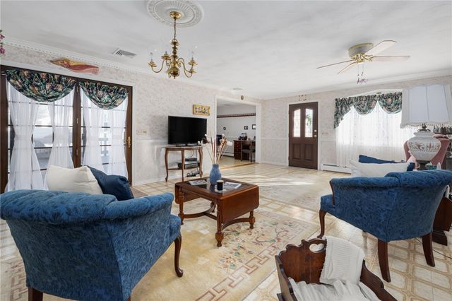 39 Holiday Avenue, Warwick, RI 02888