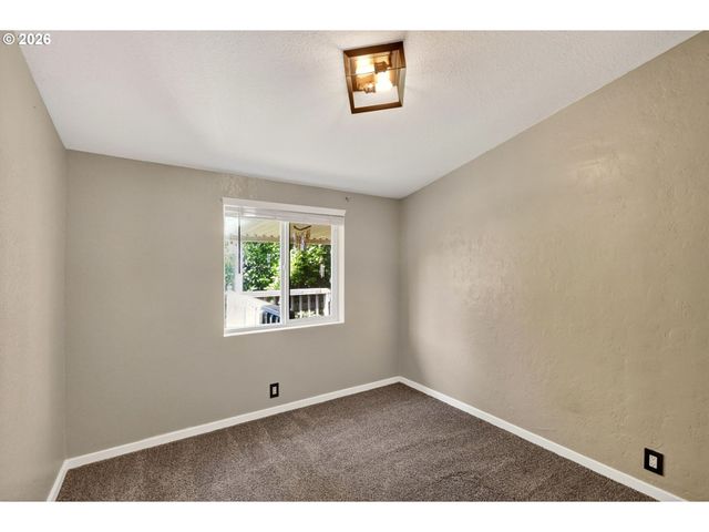 1691 Se CEDAR CREEK Pl, Gresham, OR 97080