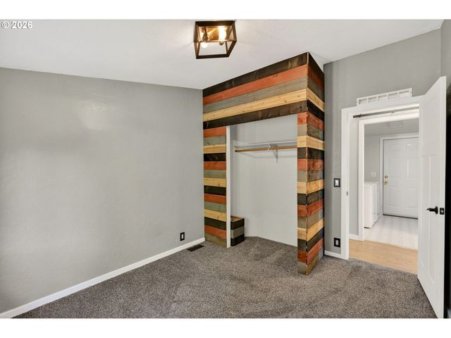 1691 Se CEDAR CREEK Pl, Gresham, OR 97080