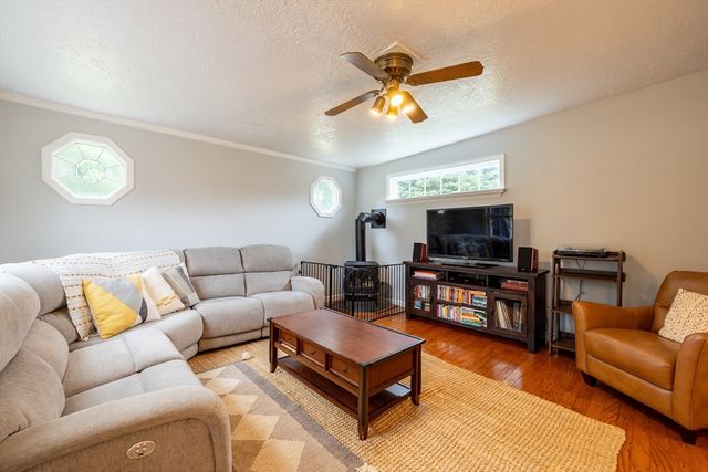 6 Bexley Dr, Hudson, MA 01749