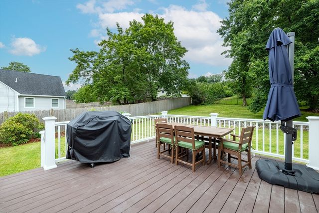 6 Bexley Dr, Hudson, MA 01749