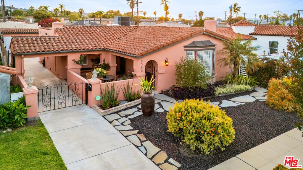 Image 1 of property listing at 3925 S Norton Avenue, Los Angeles, CA 90008