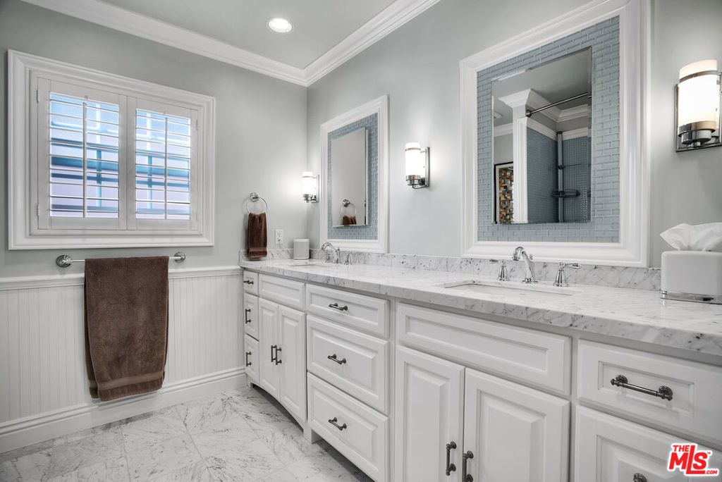 Image 18 of property listing at 3925 S Norton Avenue, Los Angeles, CA 90008
