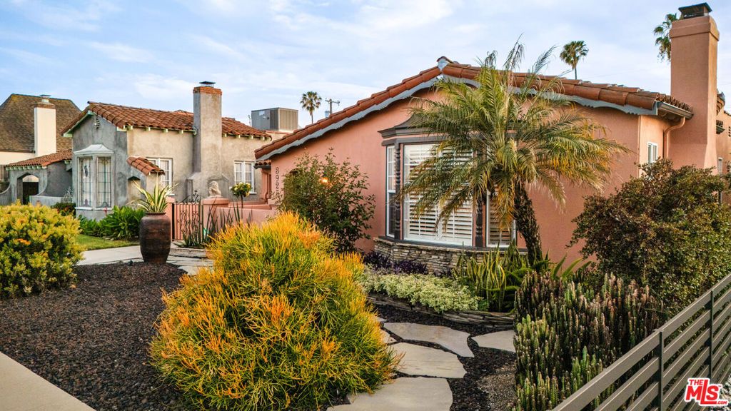 Image 2 of property listing at 3925 S Norton Avenue, Los Angeles, CA 90008