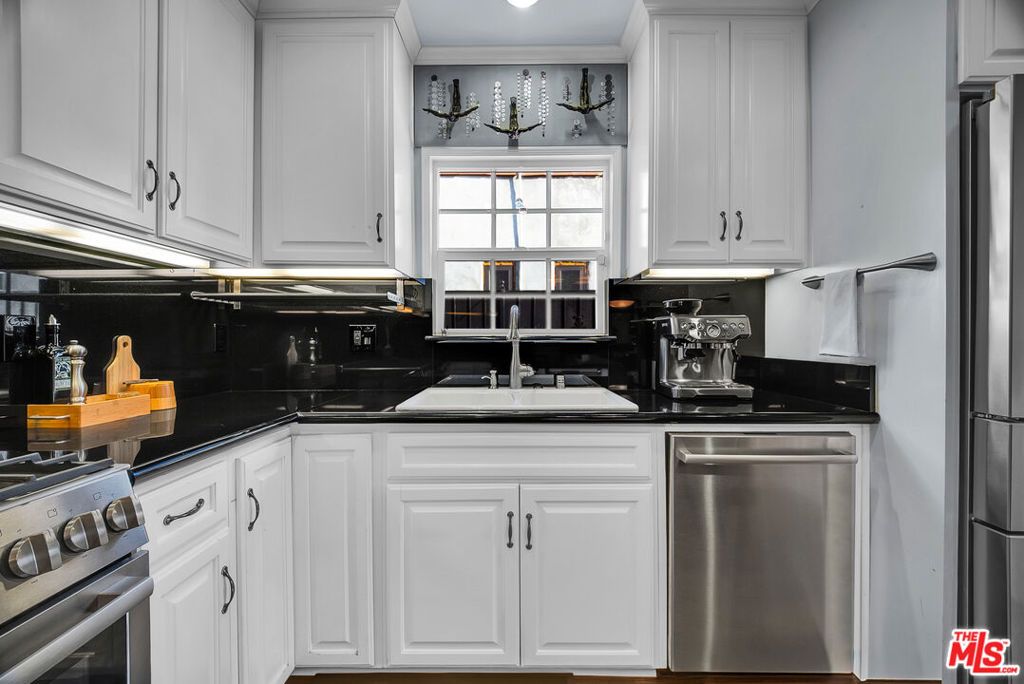 Image 27 of property listing at 3925 S Norton Avenue, Los Angeles, CA 90008