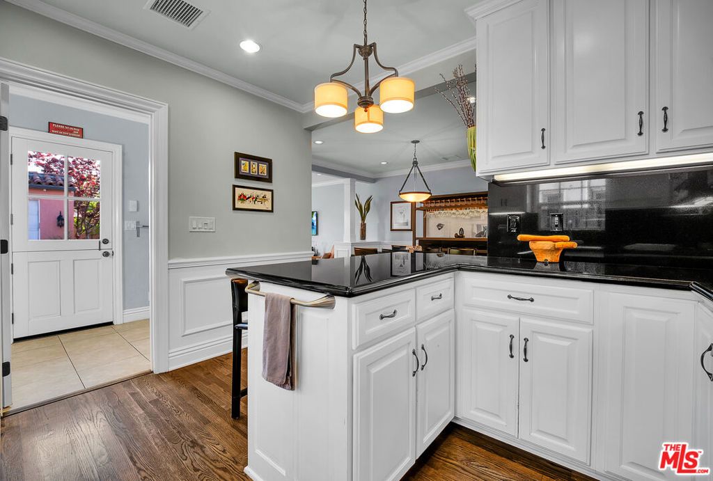 Image 28 of property listing at 3925 S Norton Avenue, Los Angeles, CA 90008