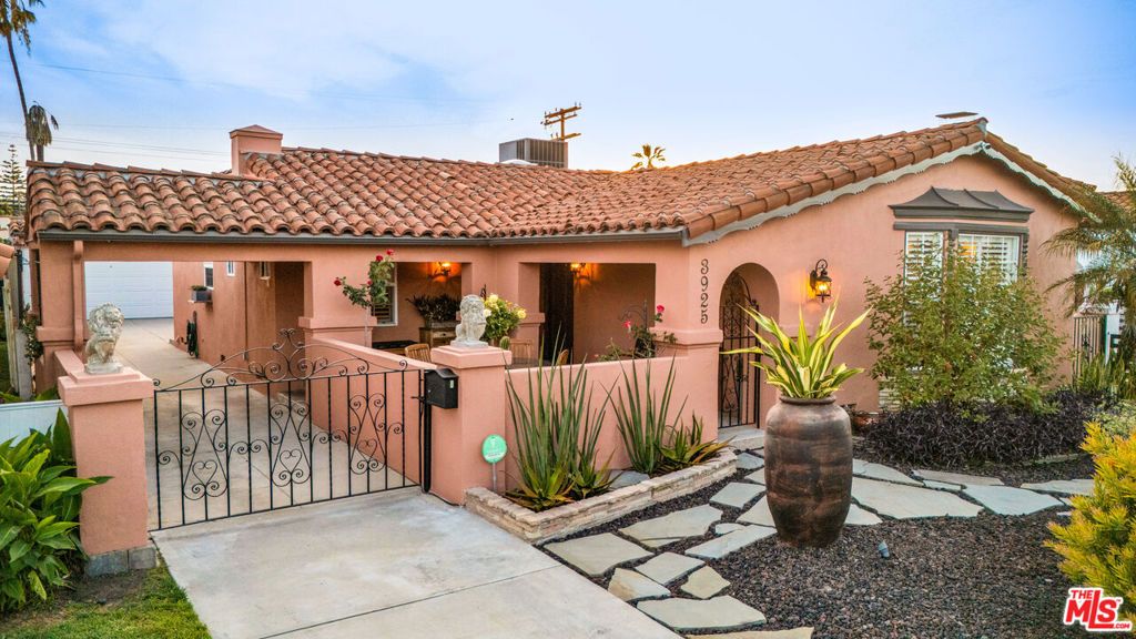 Image 3 of property listing at 3925 S Norton Avenue, Los Angeles, CA 90008