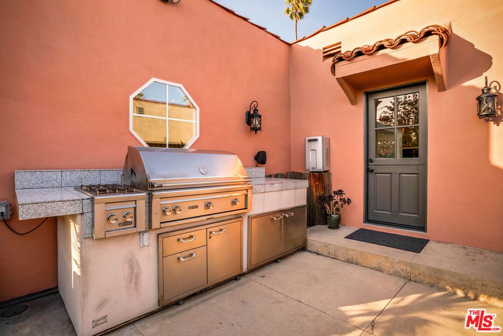 Image 31 of property listing at 3925 S Norton Avenue, Los Angeles, CA 90008