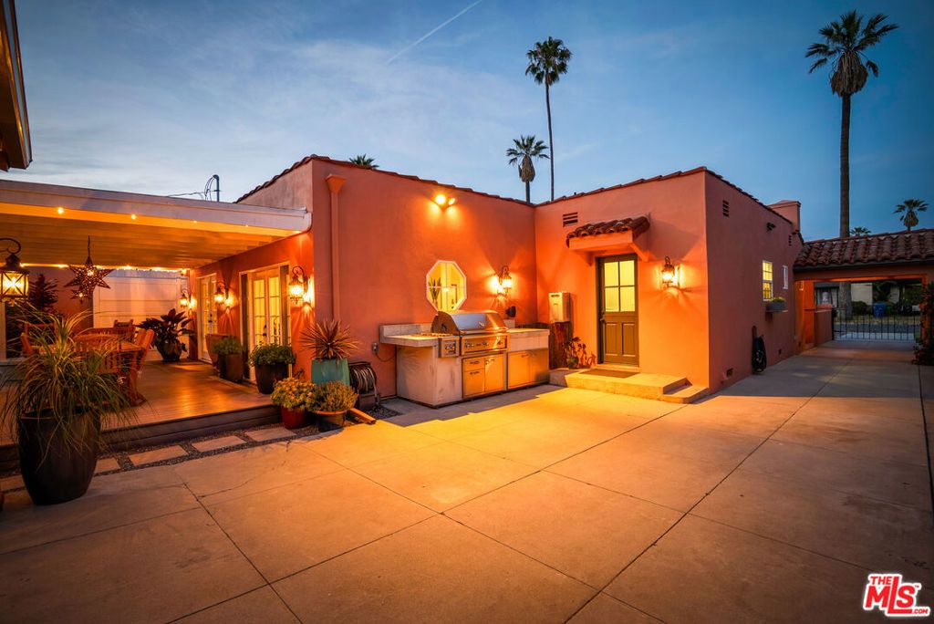 Image 33 of property listing at 3925 S Norton Avenue, Los Angeles, CA 90008
