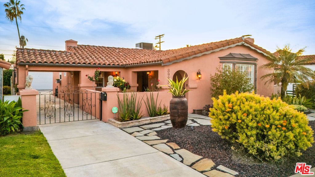 Image 4 of property listing at 3925 S Norton Avenue, Los Angeles, CA 90008