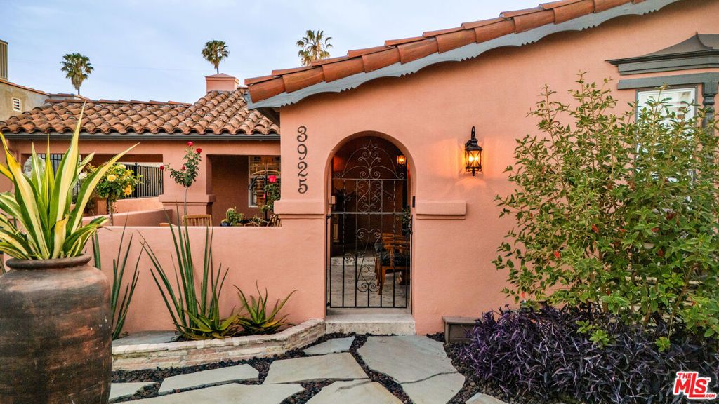 Image 5 of property listing at 3925 S Norton Avenue, Los Angeles, CA 90008