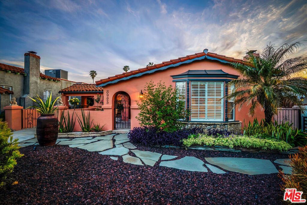 Image 57 of property listing at 3925 S Norton Avenue, Los Angeles, CA 90008