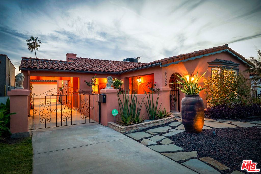 Image 58 of property listing at 3925 S Norton Avenue, Los Angeles, CA 90008