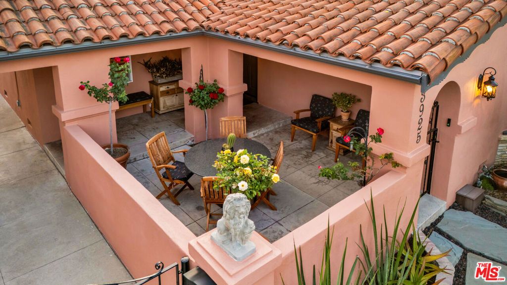 Image 6 of property listing at 3925 S Norton Avenue, Los Angeles, CA 90008