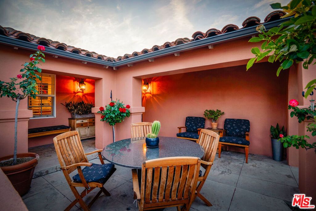 Image 7 of property listing at 3925 S Norton Avenue, Los Angeles, CA 90008