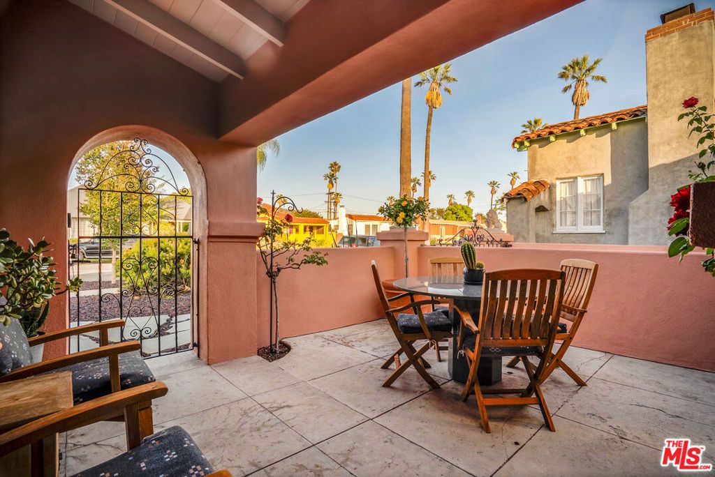 Image 8 of property listing at 3925 S Norton Avenue, Los Angeles, CA 90008