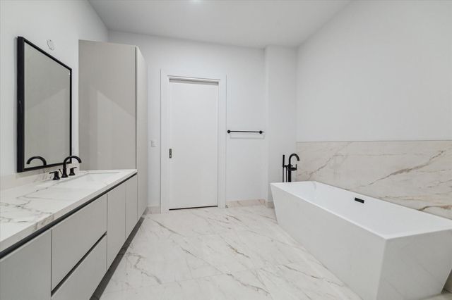 1711 Allen Parkway 2402, Houston, TX 77019