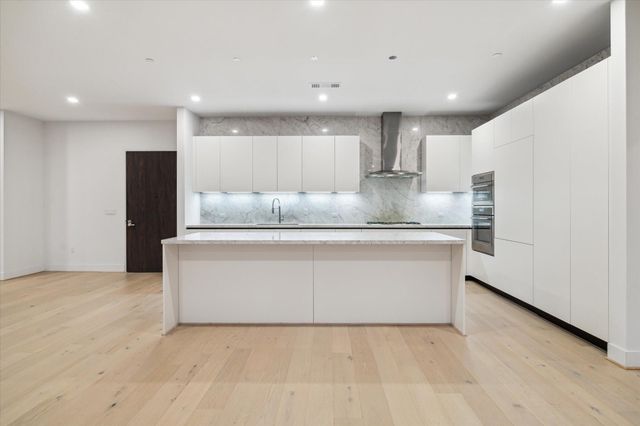 1711 Allen Parkway 2402, Houston, TX 77019