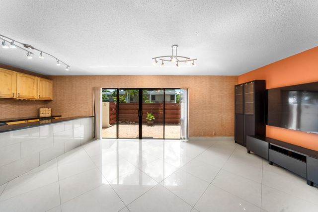 3909 Parkside Lane 234, Hollywood, FL 33021