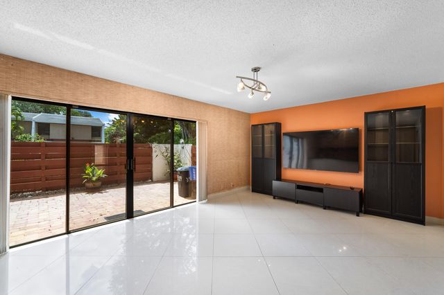 3909 Parkside Lane 234, Hollywood, FL 33021