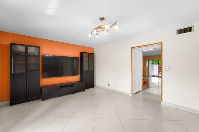 3909 Parkside Lane 234, Hollywood, FL 33021