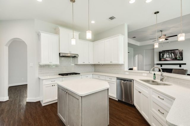 527 Lakeland Circle, Rosharon, TX 77583