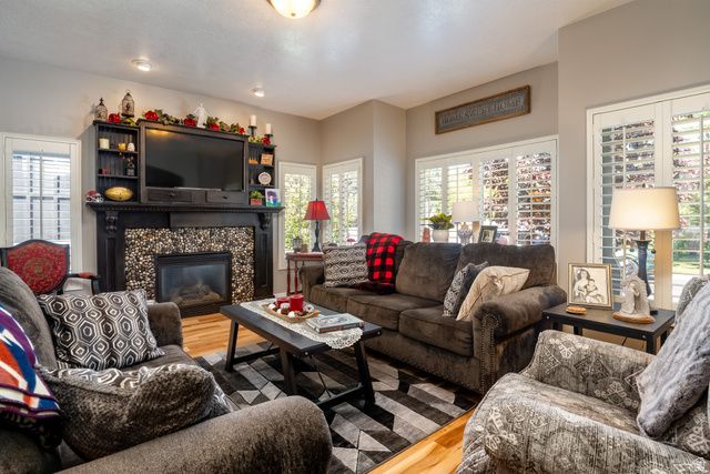 652 S CLEARWATER FALLS DR, Layton, UT 84041