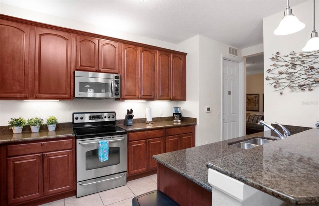 Image 8 of property listing at 5048 SHOREWAY LOOP 20404, Orlando, FL 32819