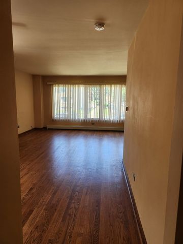 8465 W Berwyn Avenue 1, Chicago, IL 60656