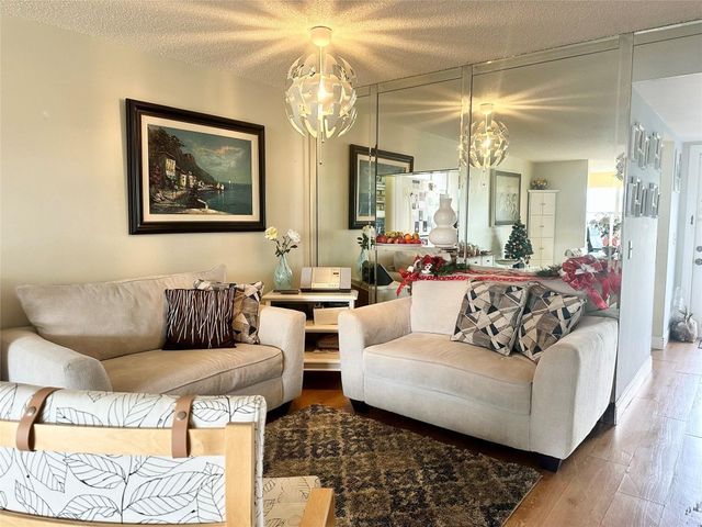 9821 Sunrise Lakes Boulevard 303, Sunrise, FL 33322