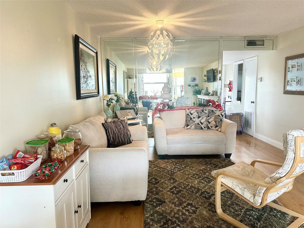 9821 Sunrise Lakes Boulevard 303, Sunrise, FL 33322