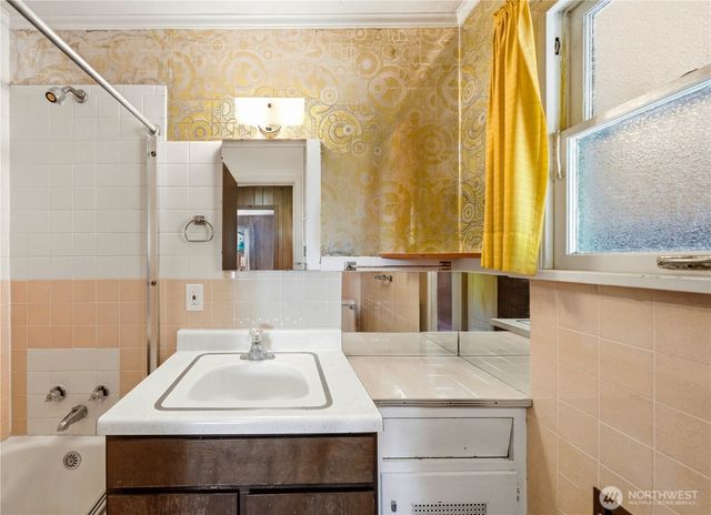 2521 103 Avenue SE, Bellevue, WA 98004