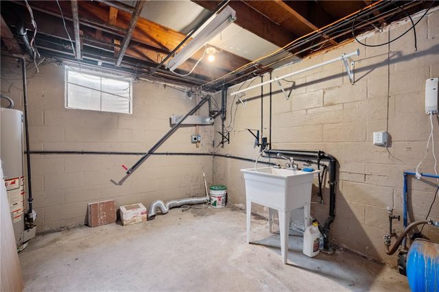 718 Old Hickory Ridge Rd, Chartiers, PA 15301