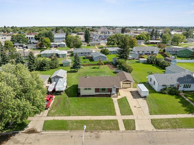 1825 5th St SW, Minot, ND 58701