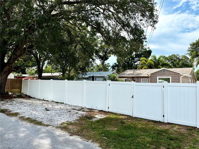 810 52ND AVENUE N, St Petersburg, FL 33703