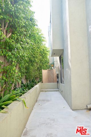 1242 9th 2B, Santa Monica, CA 90401