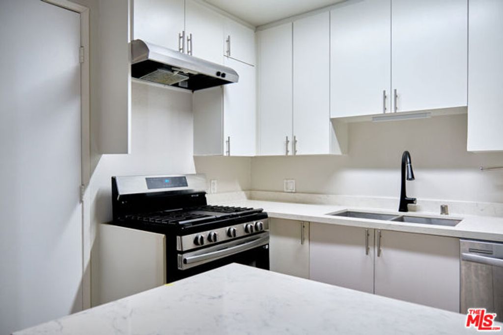 1242 9th 2B, Santa Monica, CA 90401