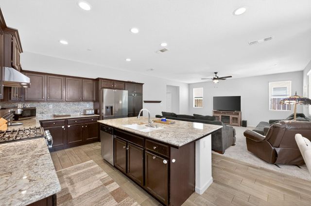 3866 Sussex Avenue, Clovis, CA 93619