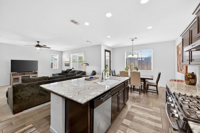 3866 Sussex Avenue, Clovis, CA 93619