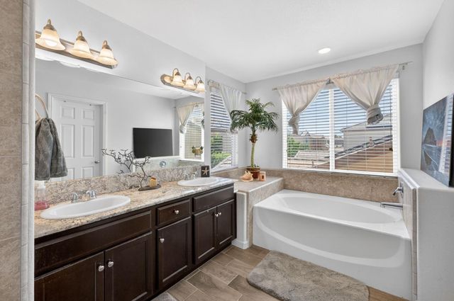 3866 Sussex Avenue, Clovis, CA 93619
