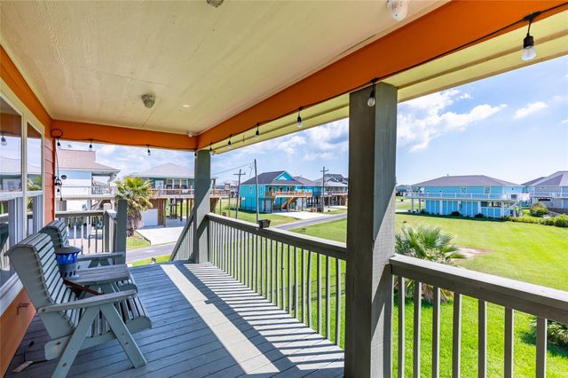 963 Palmridge Drive, Crystal Beach, TX 77650