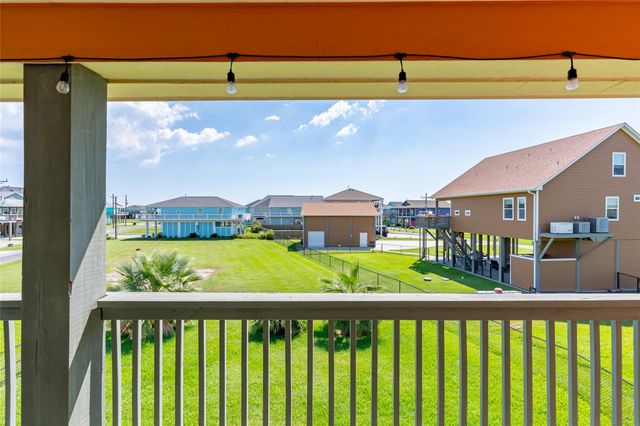 963 Palmridge Drive, Crystal Beach, TX 77650