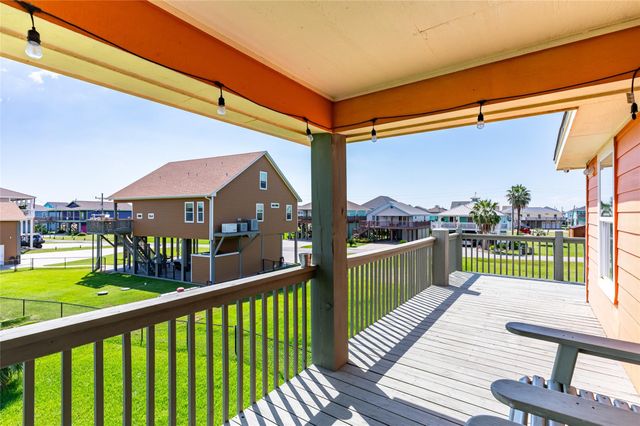 963 Palmridge Drive, Crystal Beach, TX 77650