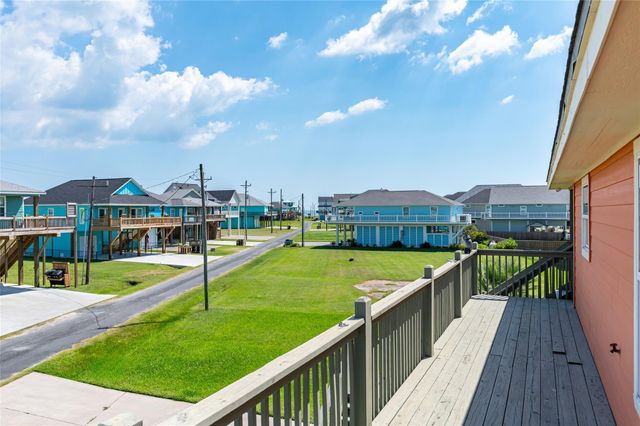 963 Palmridge Drive, Crystal Beach, TX 77650